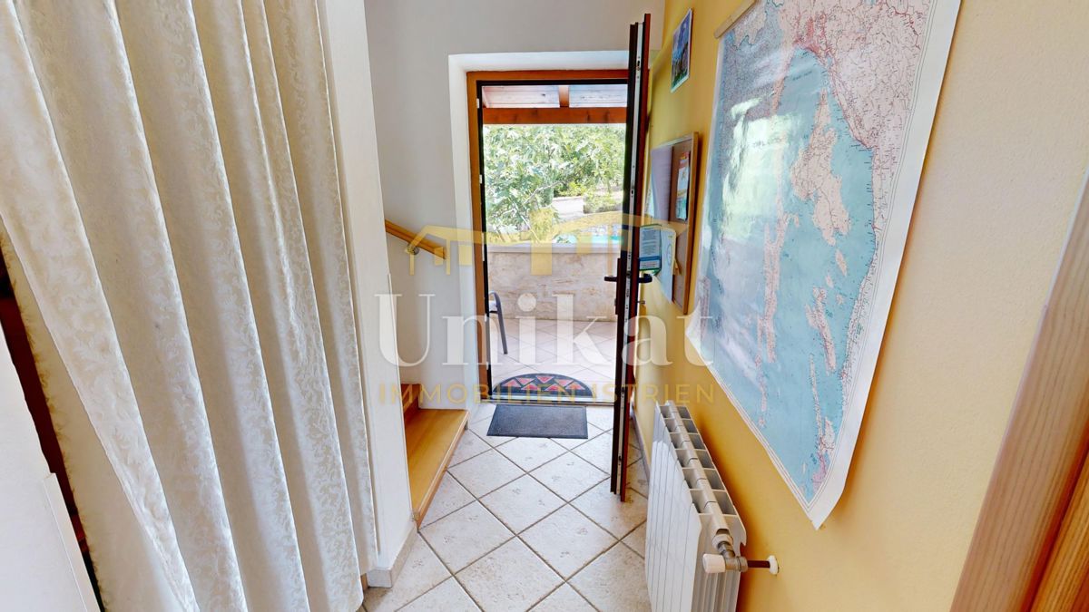 Casa in pietra ristrutturata con piscina